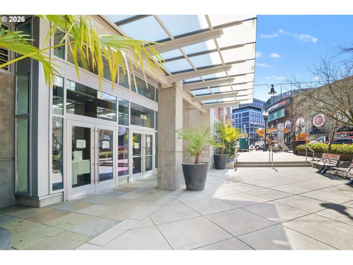 Property Photo:  1926 W Burnside St 1016  OR 97209 