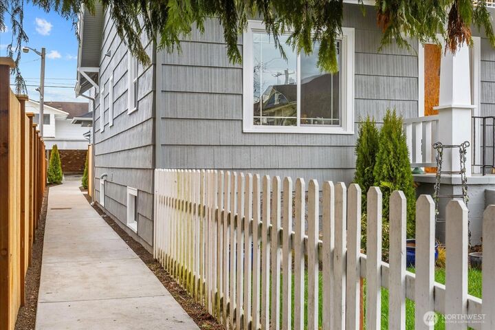 Property Photo: 2217 Hoyt Avenue C WA 98201