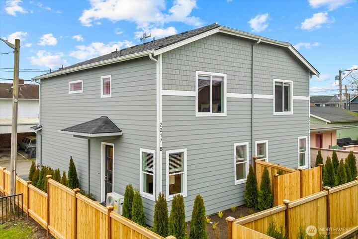 Property Photo: 2217 Hoyt Avenue C WA 98201