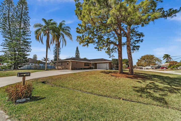 Property Photo:  2002 SE Aneci Street  FL 34984 