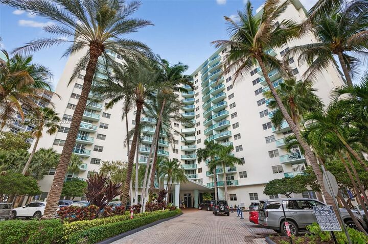 Property Photo: 3801 S Ocean Dr 4R FL 33019