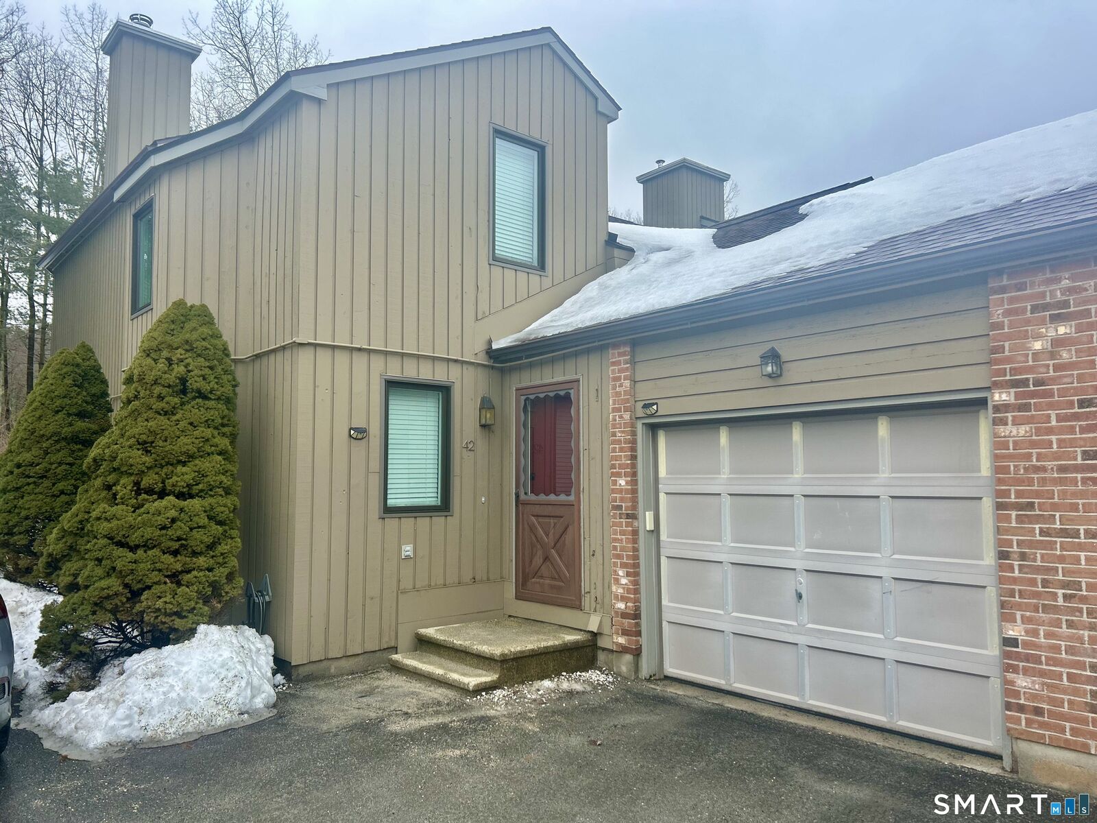 Property Photo:  42 Far View Commons 42  CT 06488 