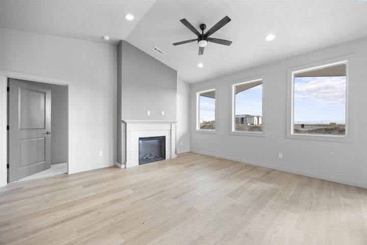 Property Photo:  2910 E Helena St  WA 99301 