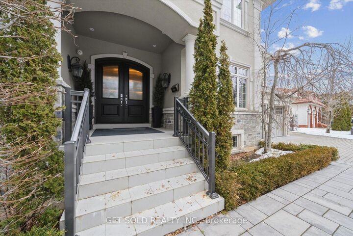 Property Photo: 8 Thornhill Avenue ON L4J 1J4