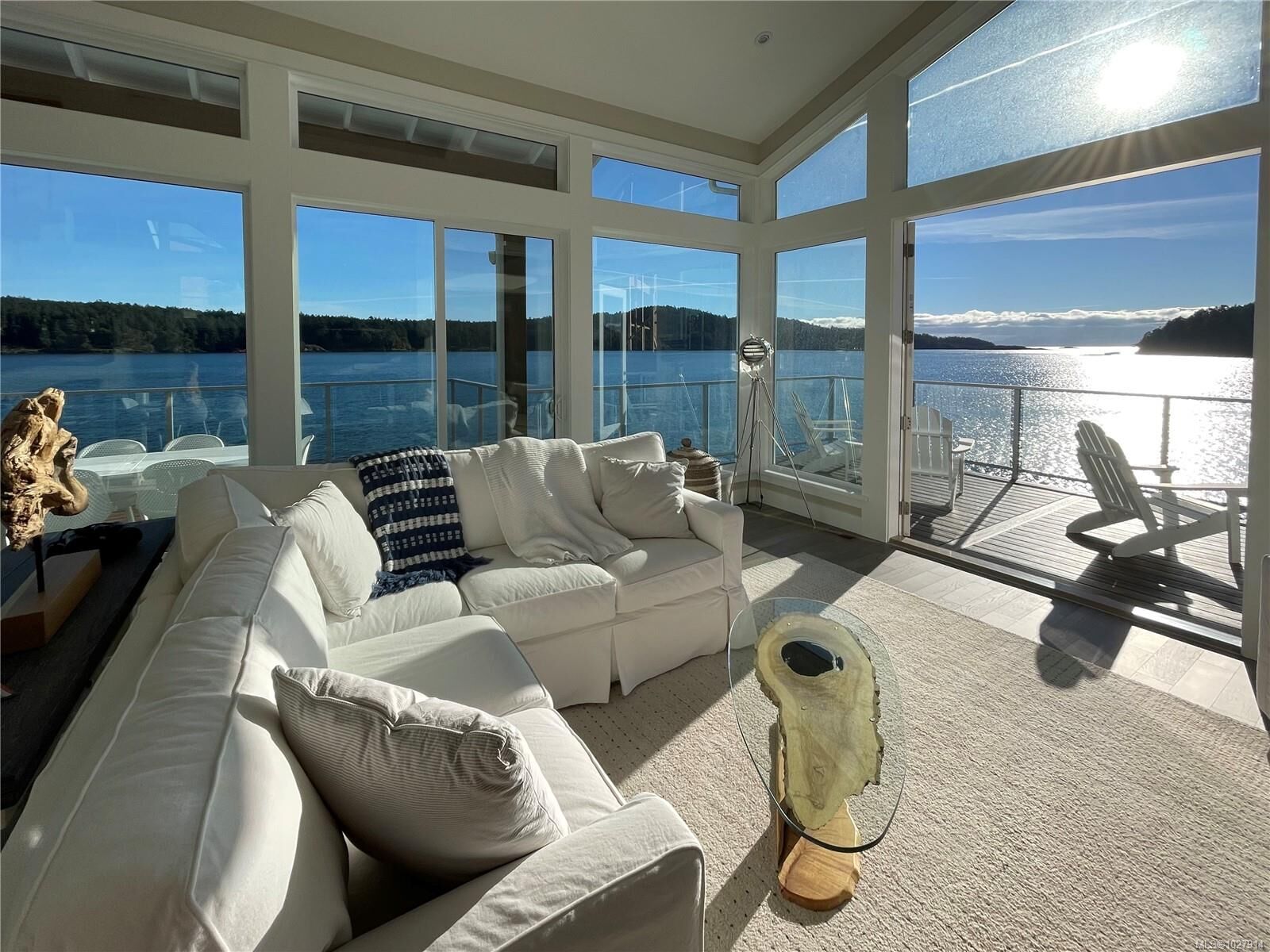 Property Photo:  812 Sunset Pt  BC V9Z 1N6 