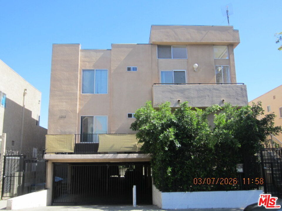 Property Photo:  1212 N Beachwood Dr  CA 90038 