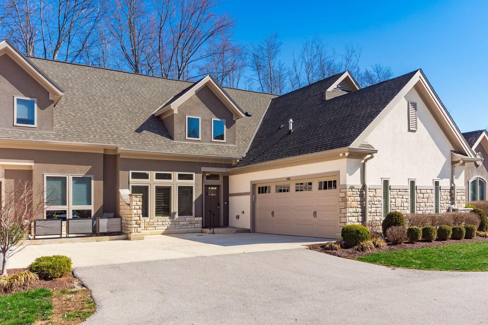 Property Photo:  686 Fairway Boulevard  OH 43213 