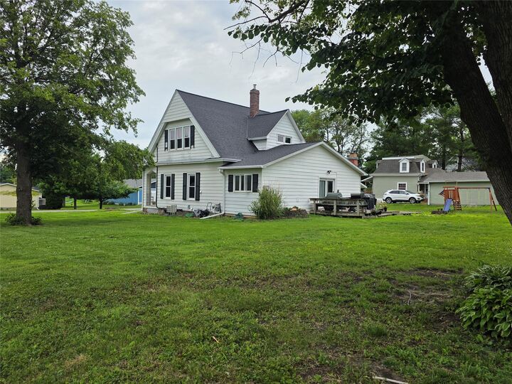 Property Photo:  301 NE 2nd Street  IA 50212 