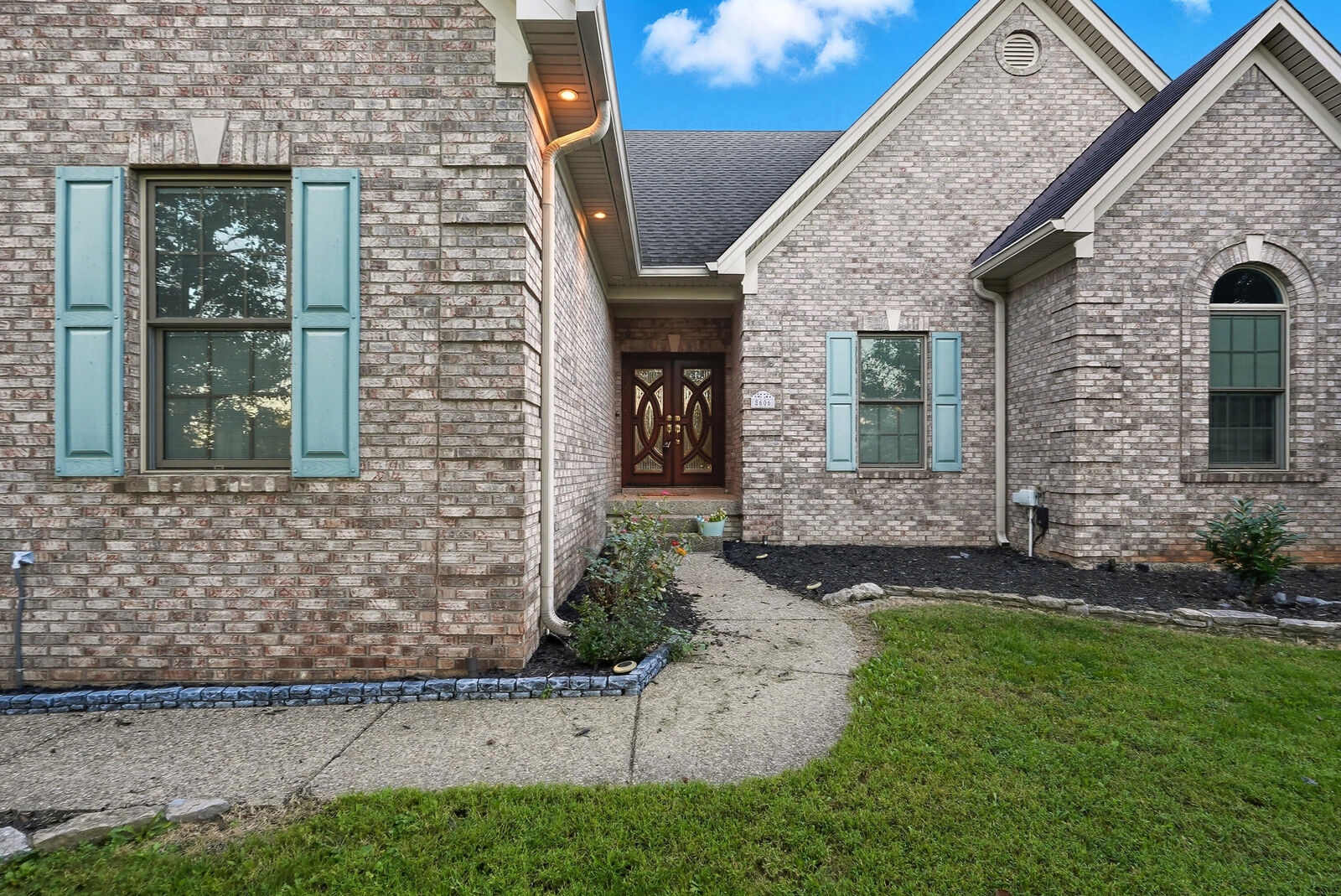 Property Photo: 8606 Binnacle Court KY 40220