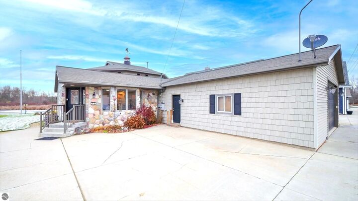 Property Photo:  4690 Birchcrest Drive  MI 48629 