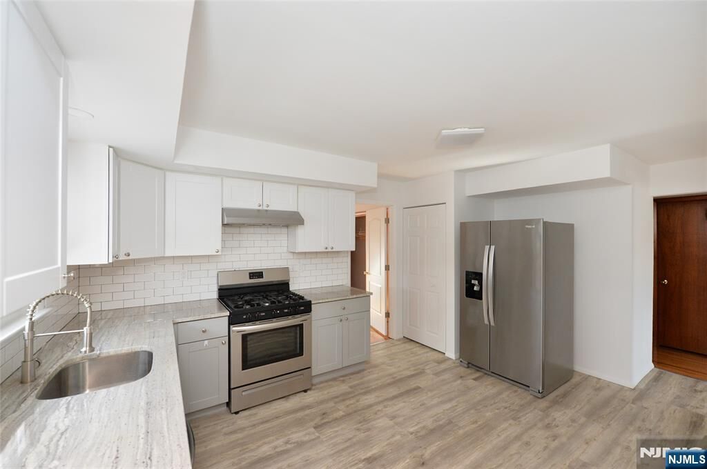 Property Photo:  11 Gregory Court  NJ 07407 