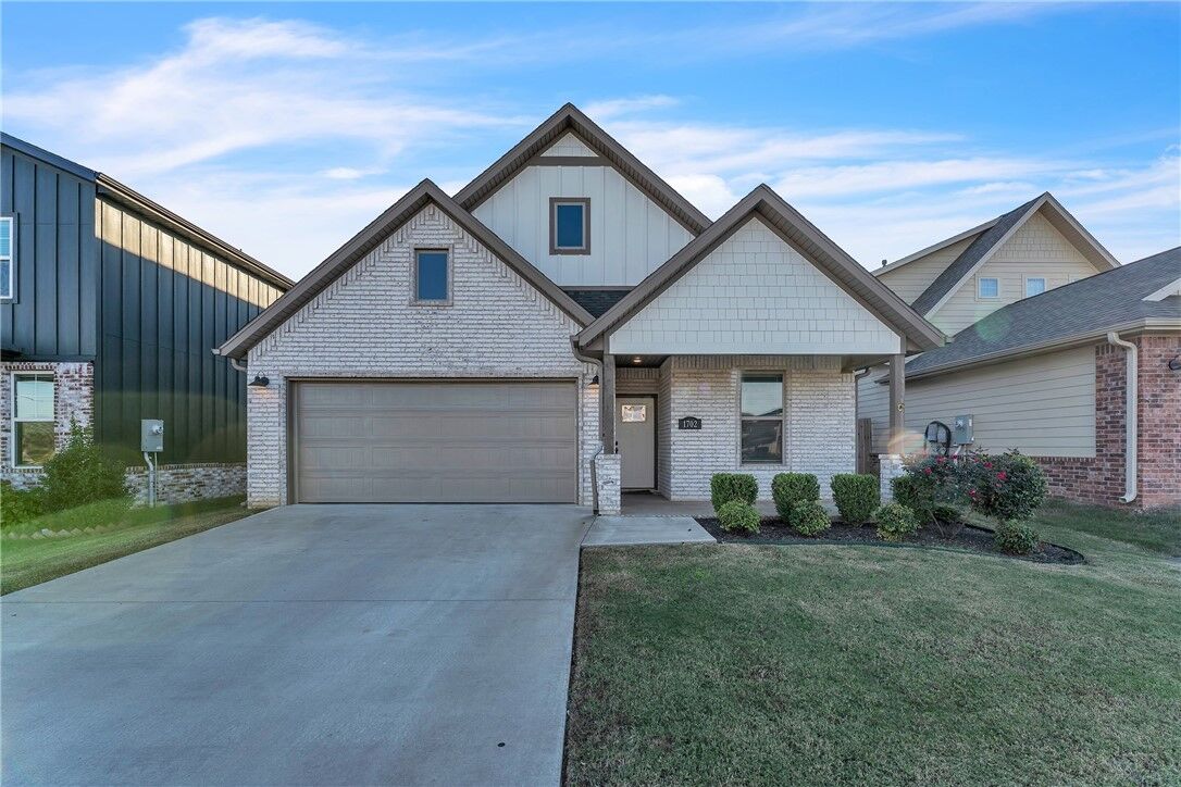 Property Photo:  1702 Broadway Place  AR 72758 