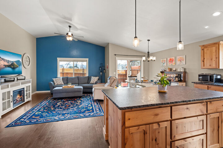 Property Photo:  2035 SW Truman Way  OR 97526 