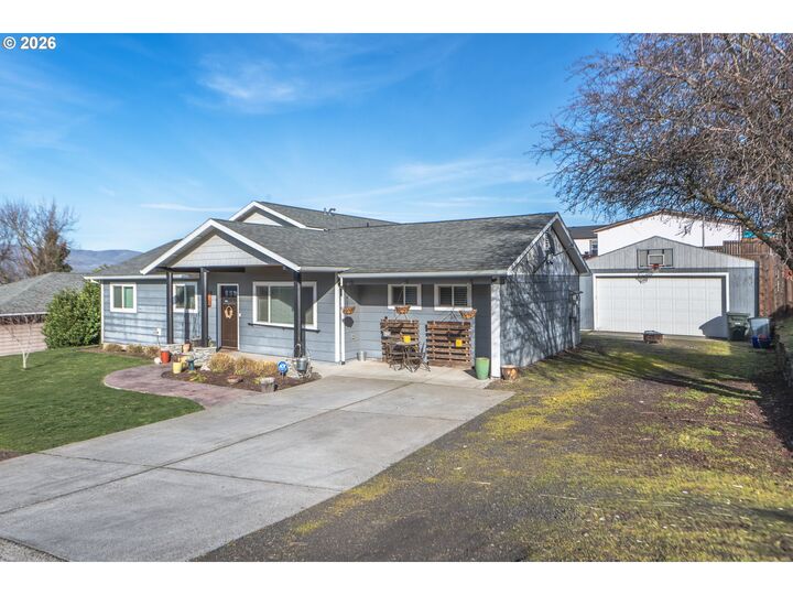 Property Photo:  1812 Roberts St  OR 97058 