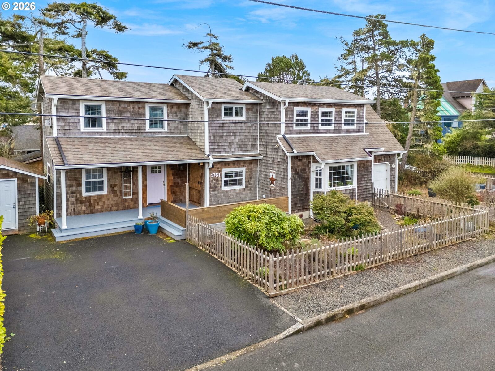 Property Photo:  1761 S Edgewood St  OR 97138 