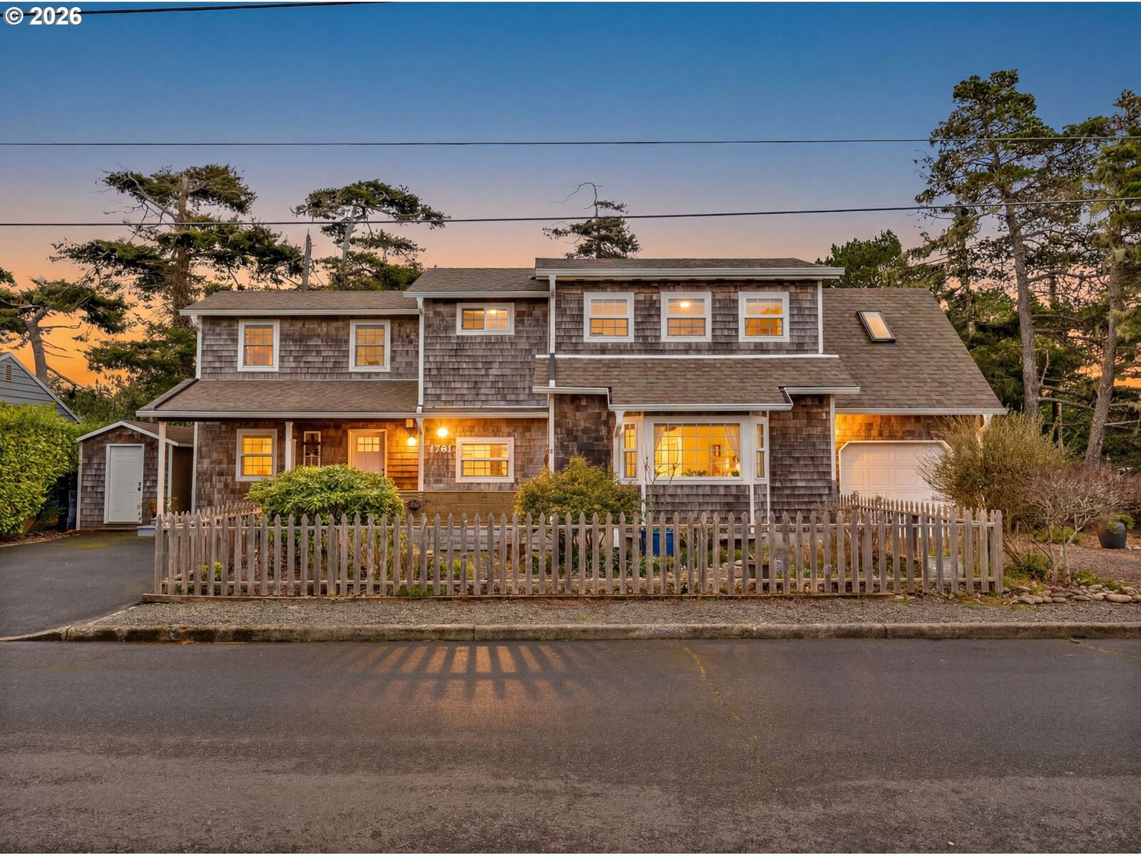 Property Photo:  1761 S Edgewood St  OR 97138 