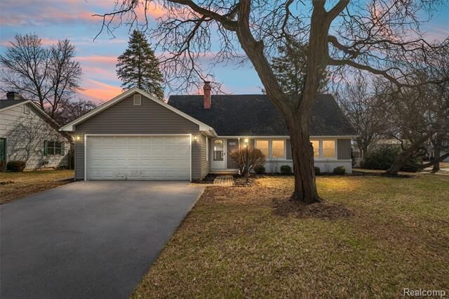 Property Photo:  4824 Hyde Park Drive  MI 48085 