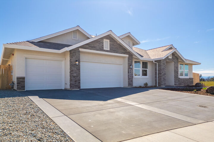 Property Photo: 2635 Lawn Lane CA 96002