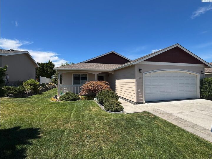 Property Photo: 1691 Cactus Loop WA 99352