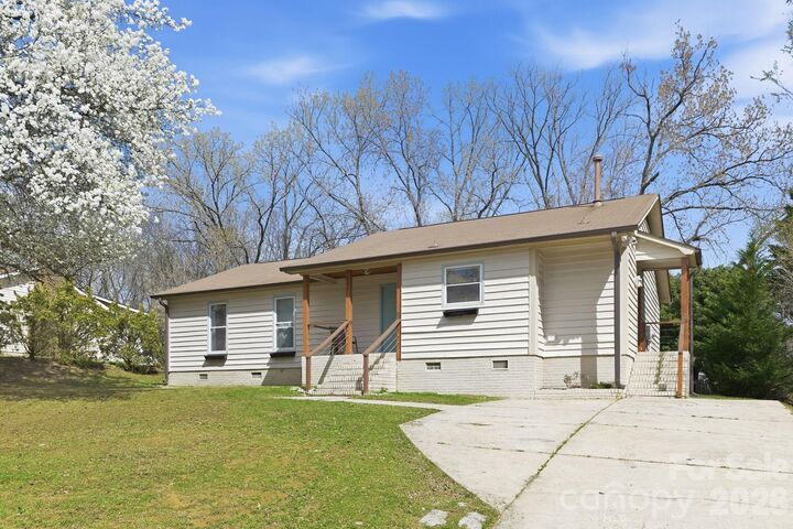 Property Photo:  501 Vista Grande Circle  NC 28226 