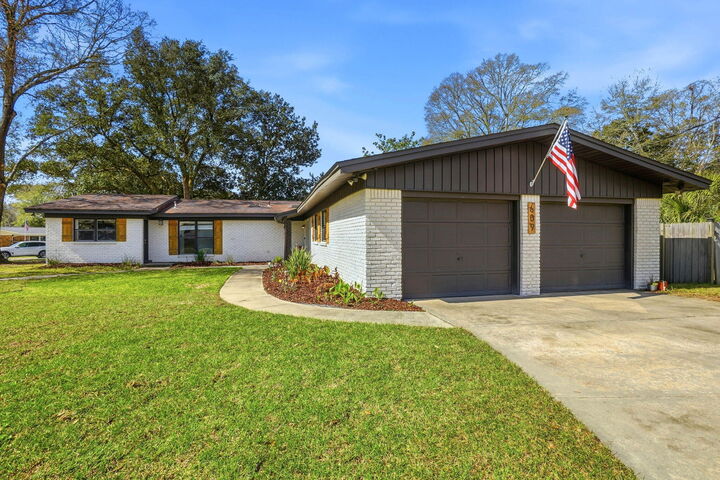 Property Photo:  609 NE Powell Drive  FL 32547 
