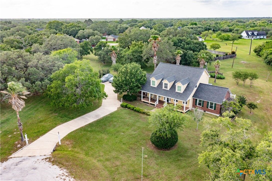 Property Photo:  403 Oakside Drive  TX 77905 