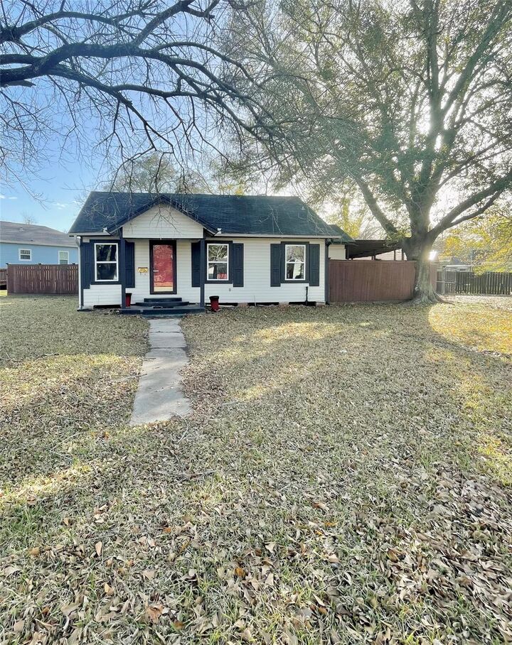 Property Photo:  5220 E Parkway Drive  TX 77705 