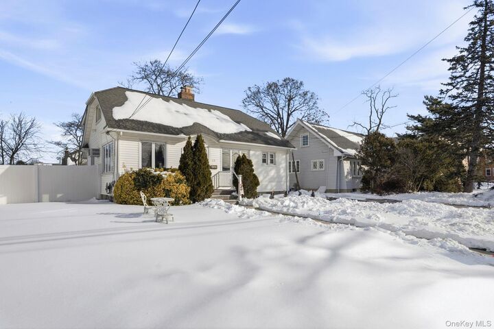 Property Photo:  59 Homecrest Court  NY 11572 