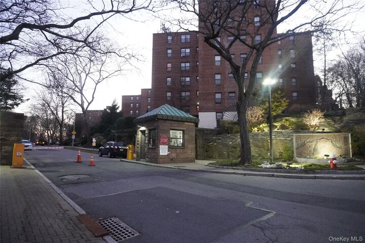 Property Photo:  161 Pearsall Drive Pearsall Drive 3H  NY 10552 