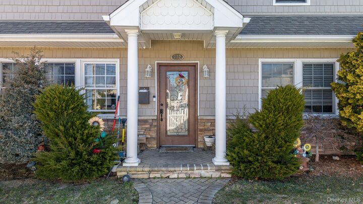 Property Photo:  732 Sunrise Avenue  NY 11710 