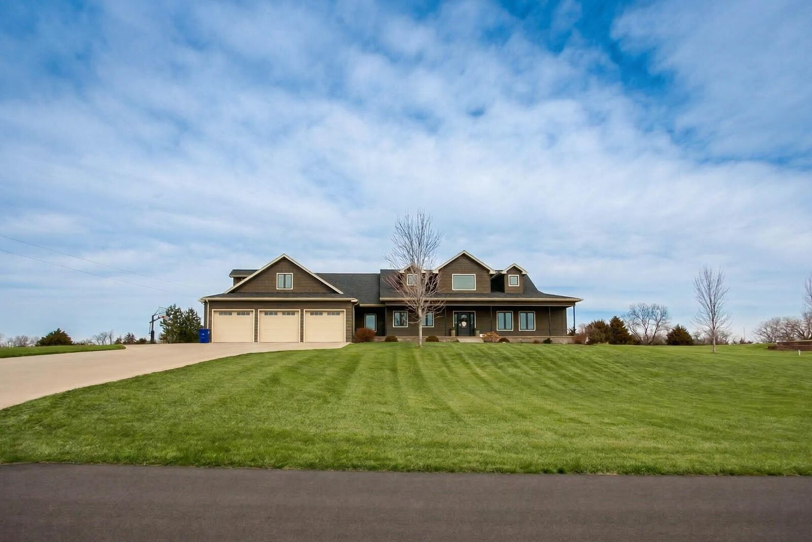 Property Photo: 1261 W Fairway Ave NE 69101