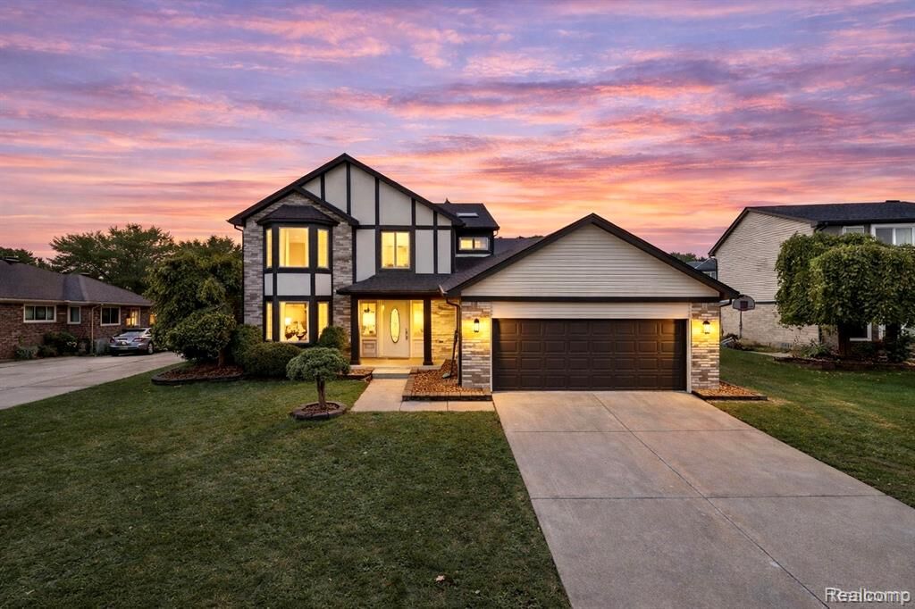 Property Photo:  2116 Hidden Trail Drive  MI 48314 3723 