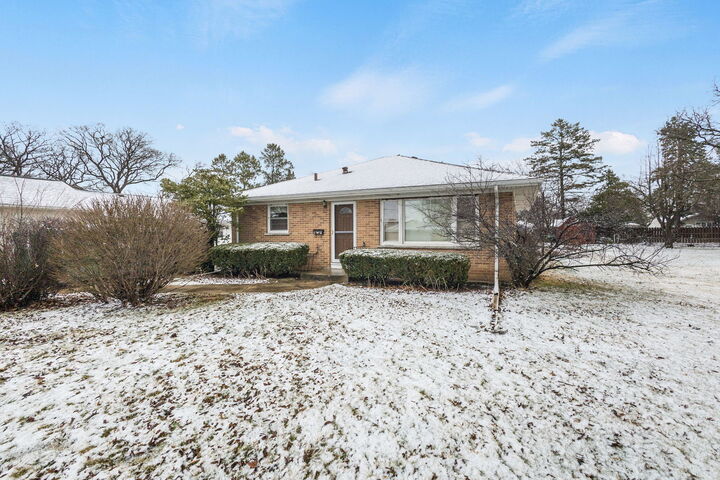 Property Photo:  19 N East Avenue  IL 60177 