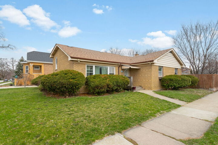 Property Photo: 4249 Custer Avenue IL 60534