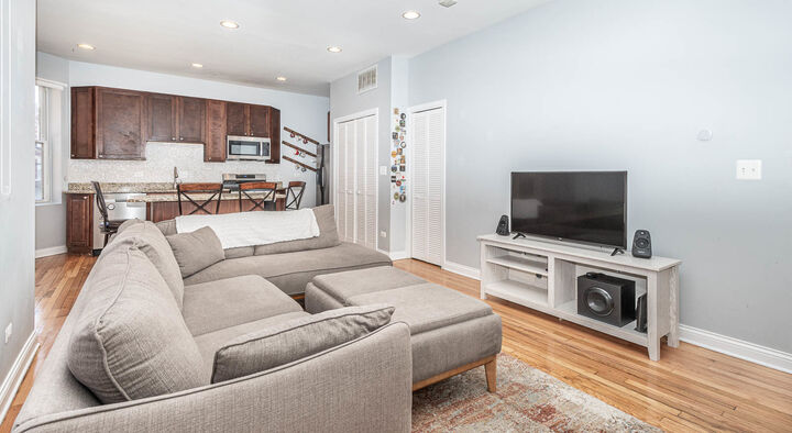 Property Photo:  3710 W Wrightwood Avenue 2E  IL 60647 