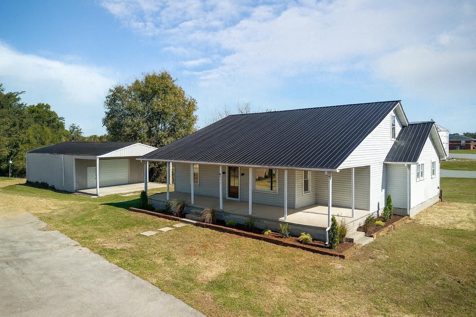 Property Photo:  415 Allen Ferry Rd  TN 37166 