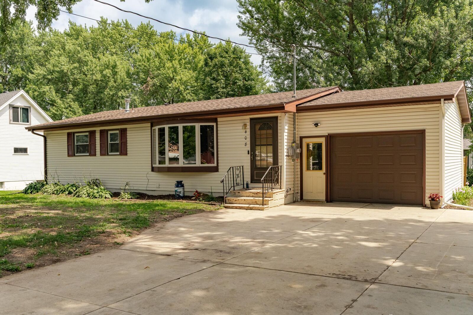 Property Photo:  408 1st Avenue NE  MN 55944 