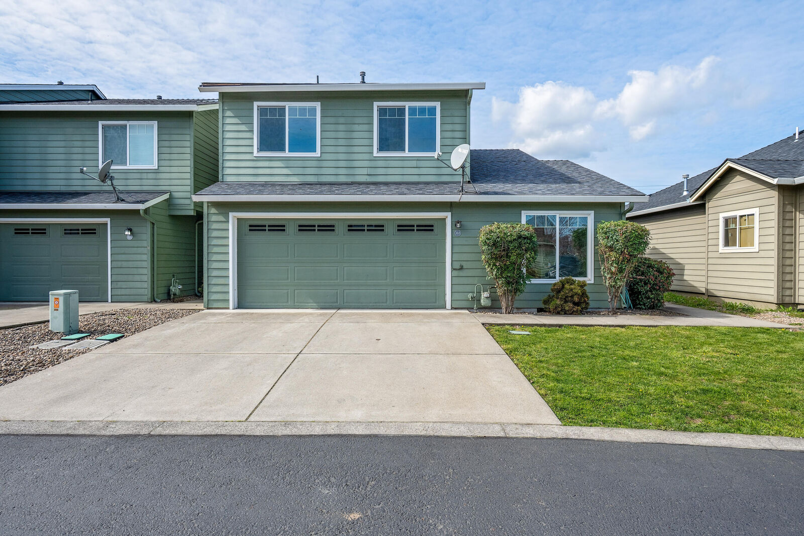 Property Photo:  368 Live Oak Loop  OR 97502 