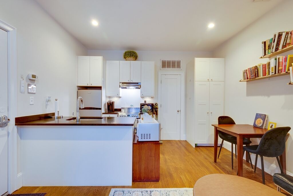 Property Photo:  652 Massachusetts Ave 2  MA 02118 