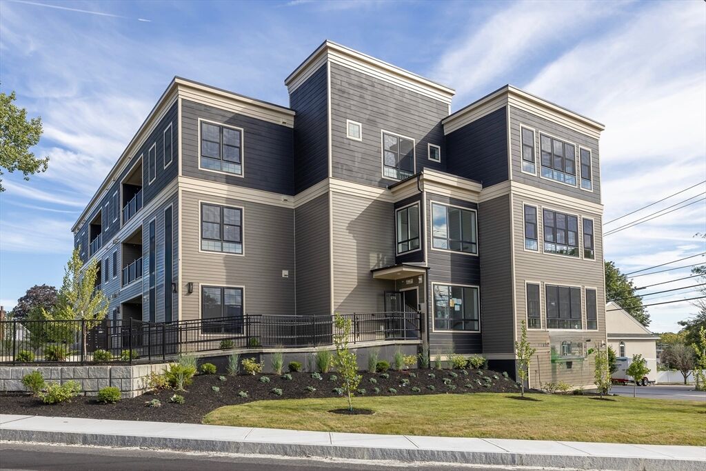 Property Photo: 272 Lincoln St 102 MA 01752