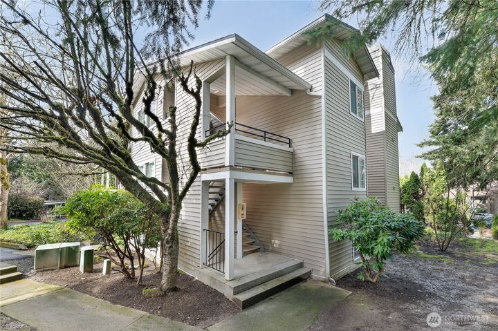 Property Photo:  10016 NE 120th Lane F103  WA 98034 