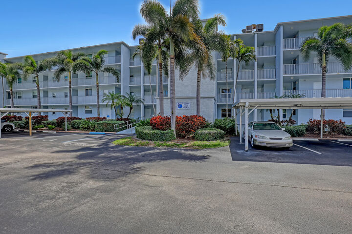 Property Photo:  689 NE 6th Court 4020  FL 33435 