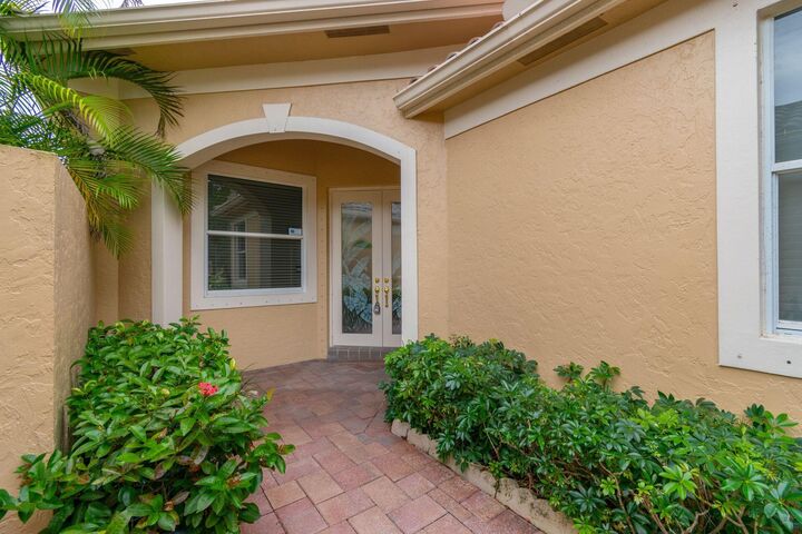 Property Photo:  2466 Bay Isle Court  FL 33327 