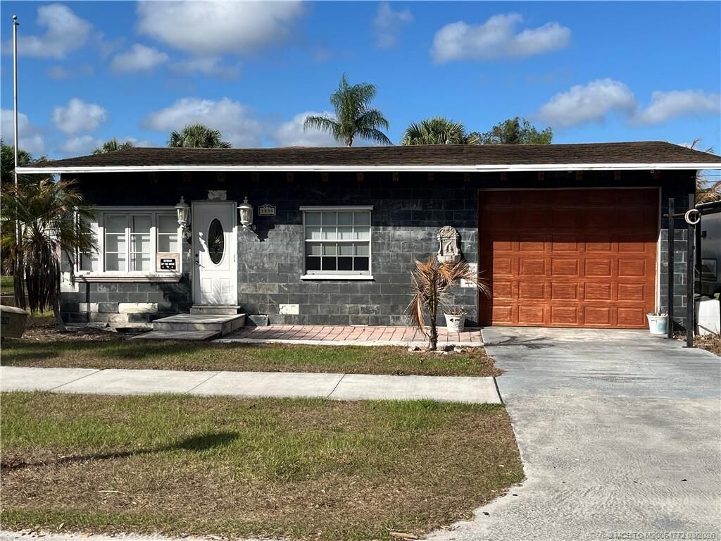 Property Photo:  4800 SE Ebbtide Avenue  FL 34997 