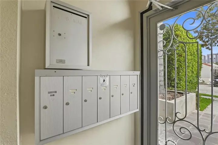 Property Photo:  1023 Wilcox Avenue 102  CA 90038 