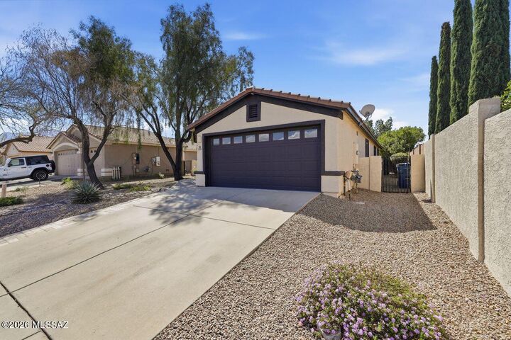 Property Photo:  2522 E Chipped Stone Lane  AZ 85755 