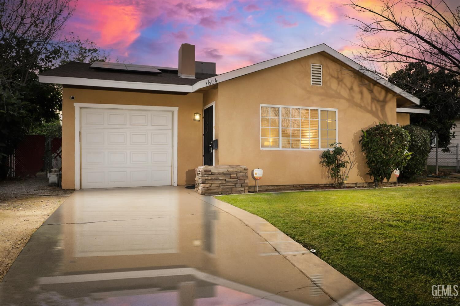 Property Photo:  1604 Glenwood Drive  CA 93306 