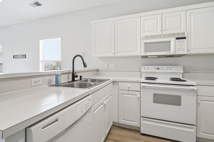 Property Photo:  2020 Cross Gate Blvd 201  SC 29575 