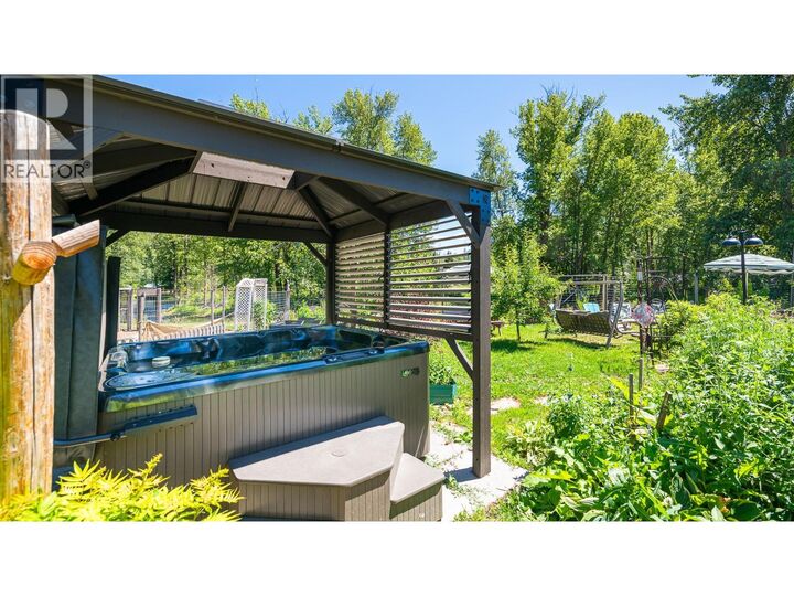 Photo de la propriété:  9005 3 & 95 Highway  BC V0B 2P0 