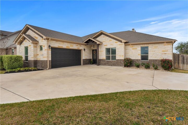 Property Photo: 11070 La Paloma Loop E TX 76571